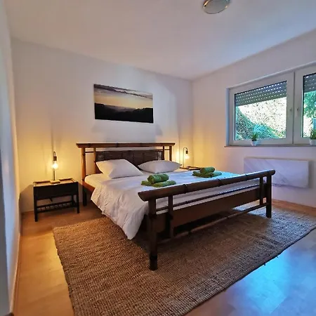 Apartment Cozy Mit Sonnenterrasse, Ofen & Netflix